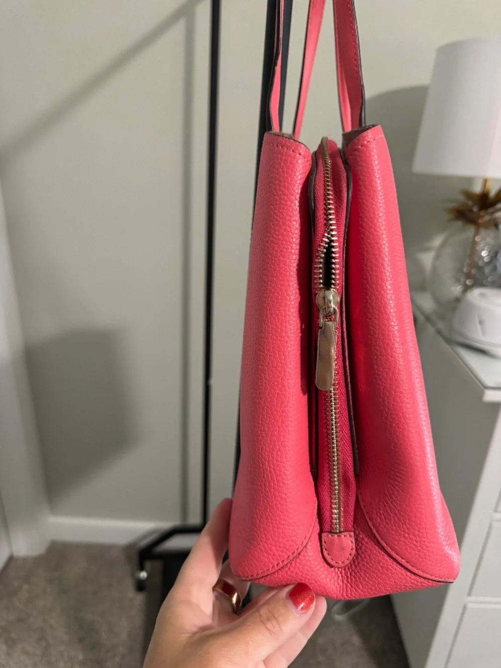 Kate Spade tote GUC holds 13